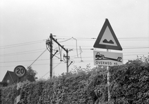 153947 Afbeelding van het waarschuwingsbord voor aanhangers en diepladers bij de spoorwegovergang in het Houtensepad te ...
